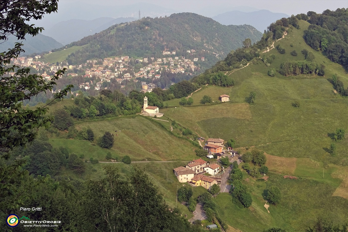 91 Vista su Selvino e Salmezza in primo piano.JPG -                                